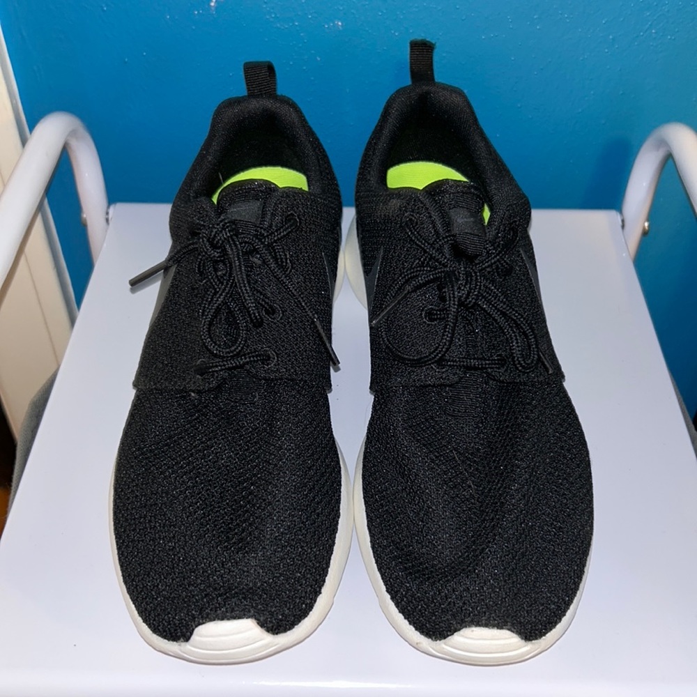 black nike roches size 7.5 women’s size 6 men’s